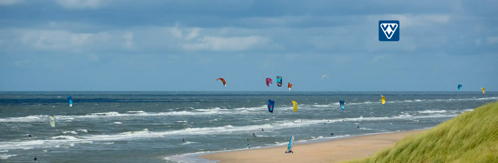Strand van Castricum met windsurfers